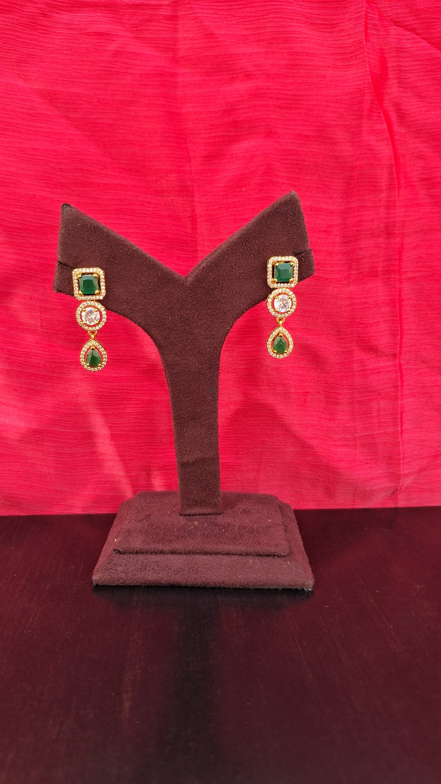 Elegant Green and White Kundan Necklace Set