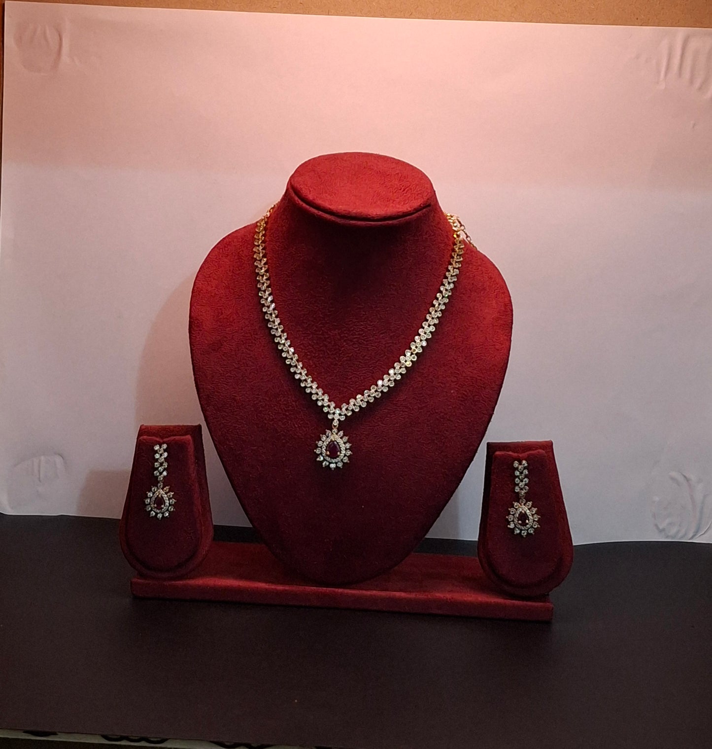 Elegant Floral Diamond-Cut Short Necklace Set