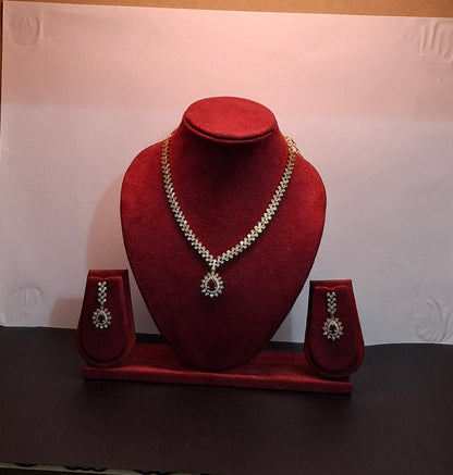 Elegant Floral Diamond-Cut Short Necklace Set