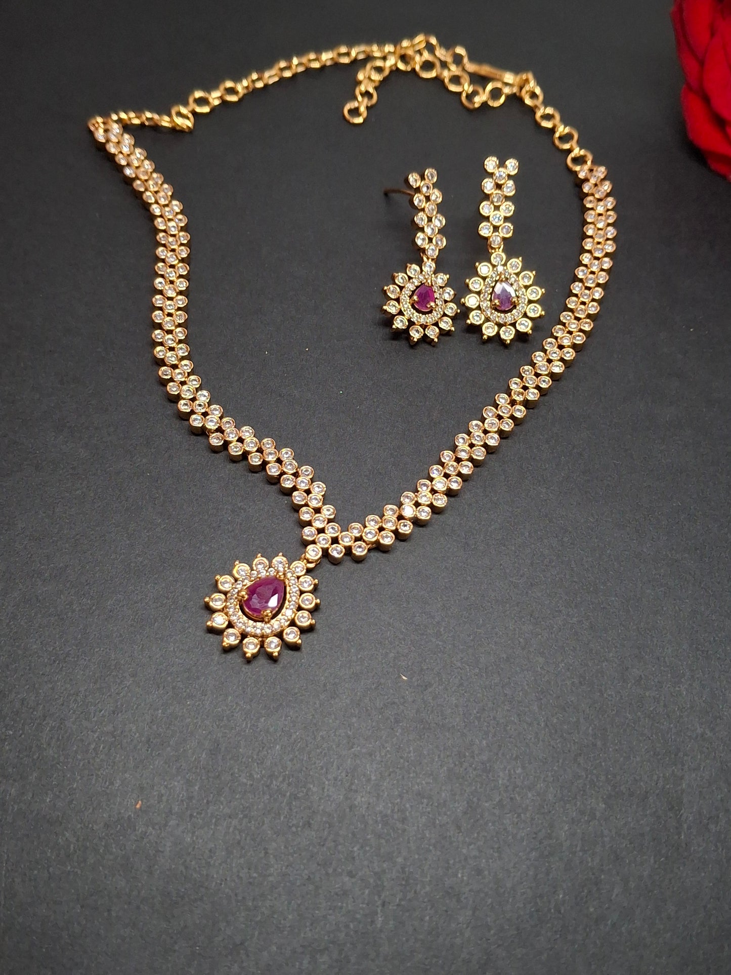 Elegant Floral Diamond-Cut Short Necklace Set