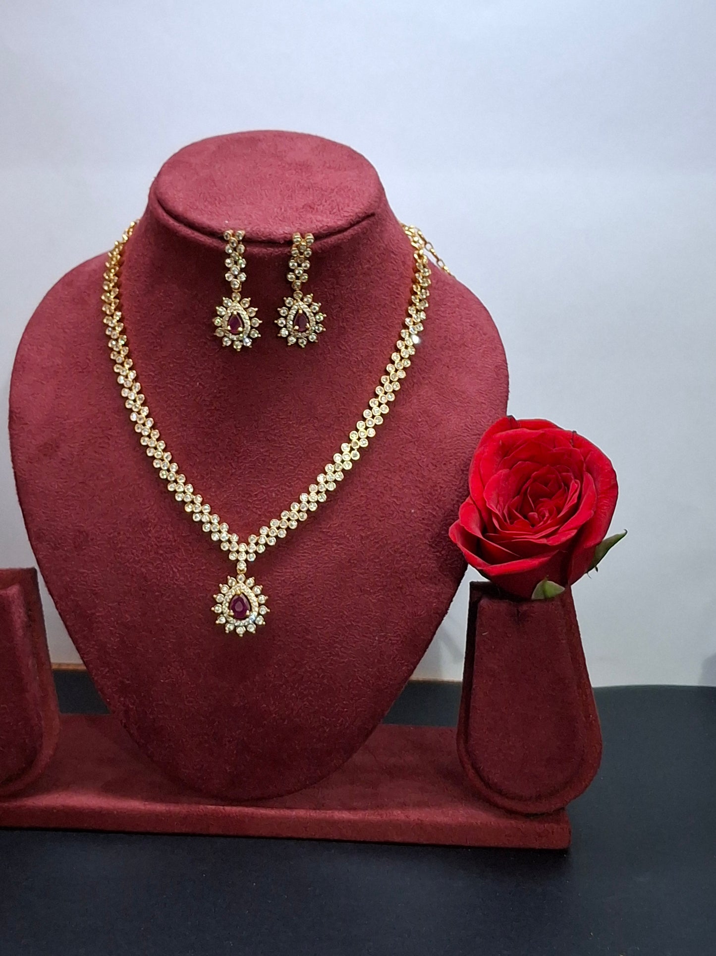 Elegant Floral Diamond-Cut Short Necklace Set