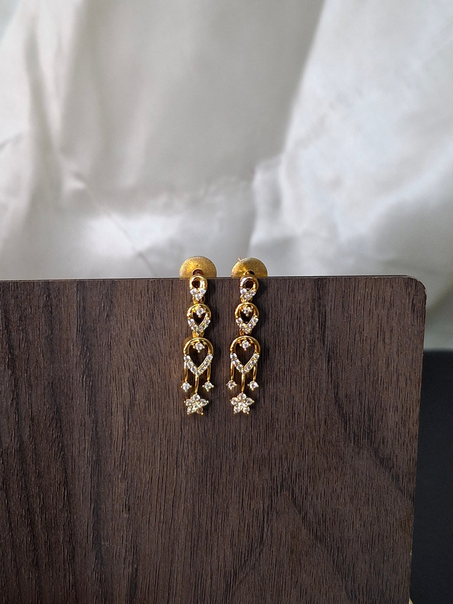 White AD Star-Shaped Necklace Set