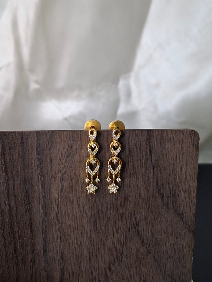 White AD Star-Shaped Necklace Set