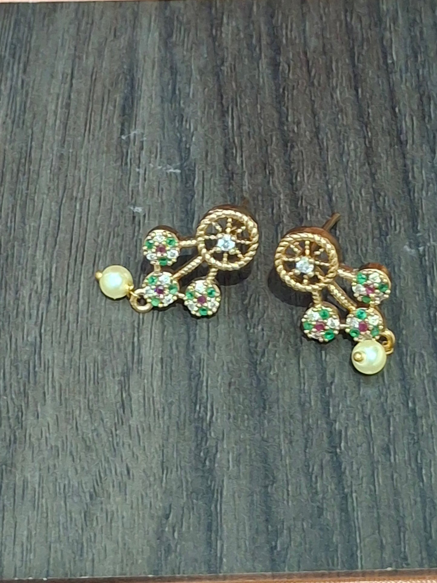 Trending Floral Wheel Design Short Necklace Set